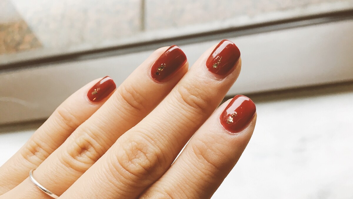 酒紅X金色亮片，年末派對就靠這一款指甲彩繪吸人氣！