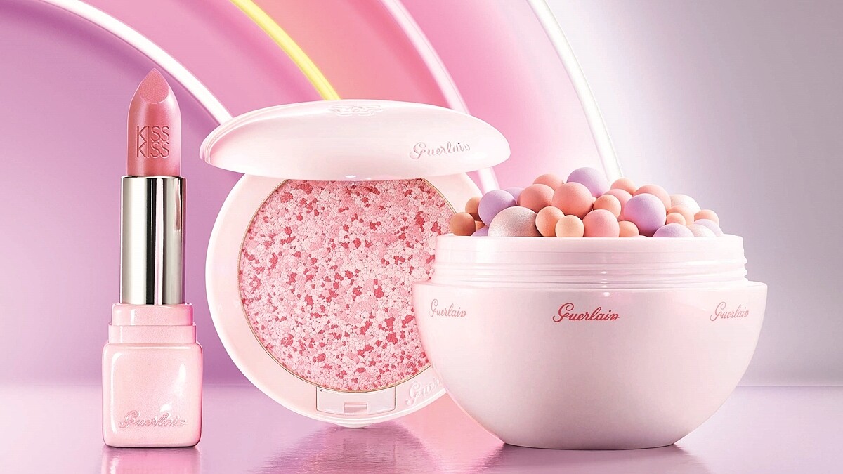 捕捉了彩虹光芒的幻彩流星蜜粉球、宛如玫瑰花瓣顏色的唇膏,嬌蘭2017春妝充滿粉嫩少女心