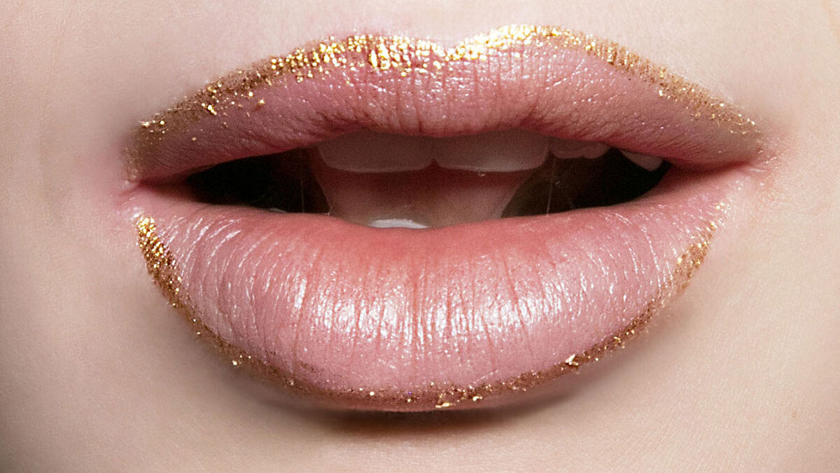 就像夢幻的流星般劃過天際 可點綴、可勾勒《亮粉唇線妝》讓妳更加閃閃動人！