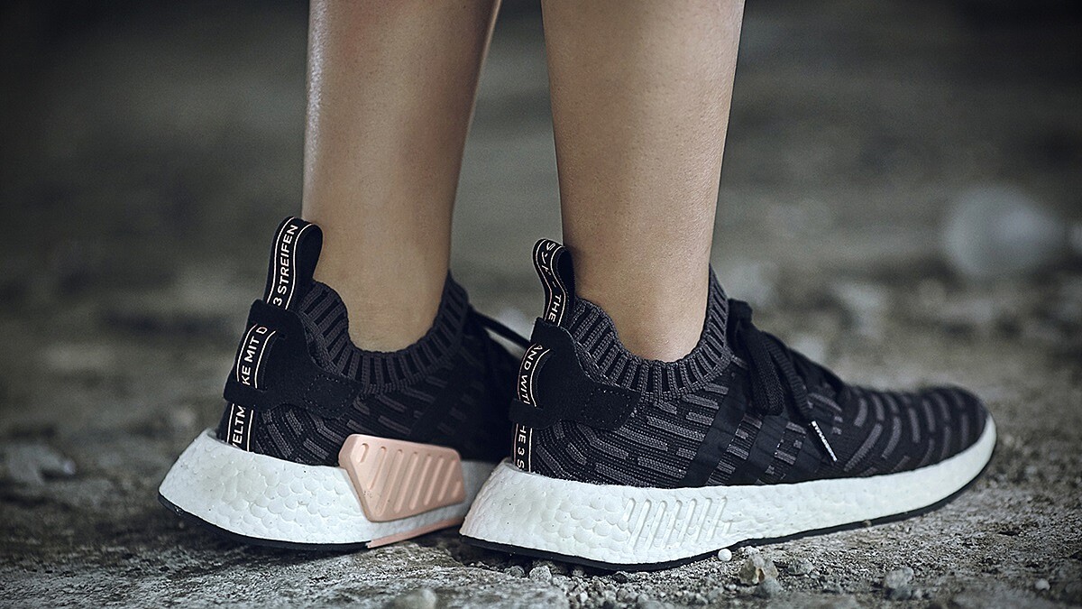 沒有錯過這雙的理由!最強球鞋NMD_R2釋出草莓粉嫩紅、橄欖綠襪套款