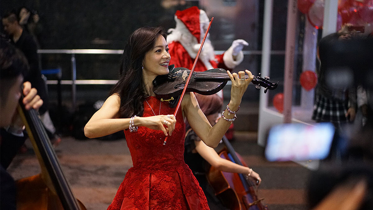 夢幻打卡地點再加一！Janet演奏小提琴快閃東區PANDORA聖誕音樂盒