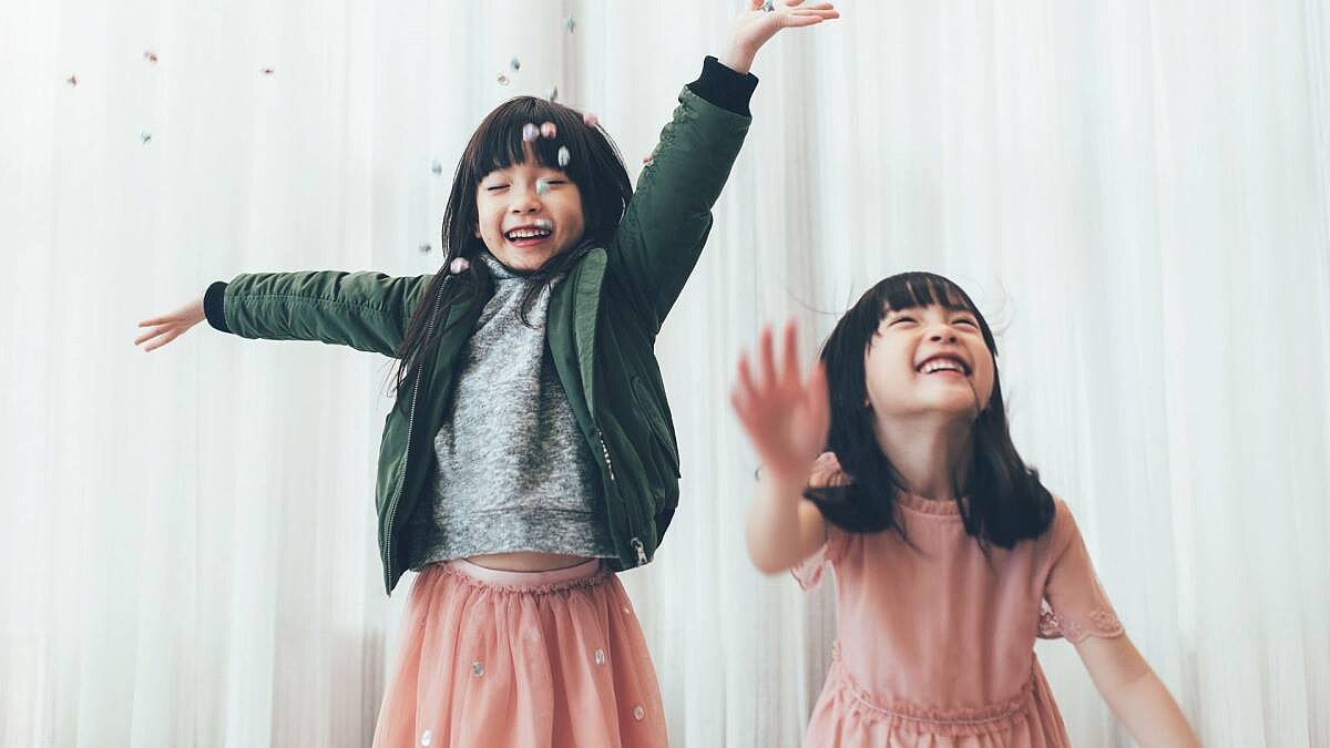 Zara中國年系列首次用了台灣模特兒,而她們就是超萌雙胞胎小女孩 蘋果、西打!