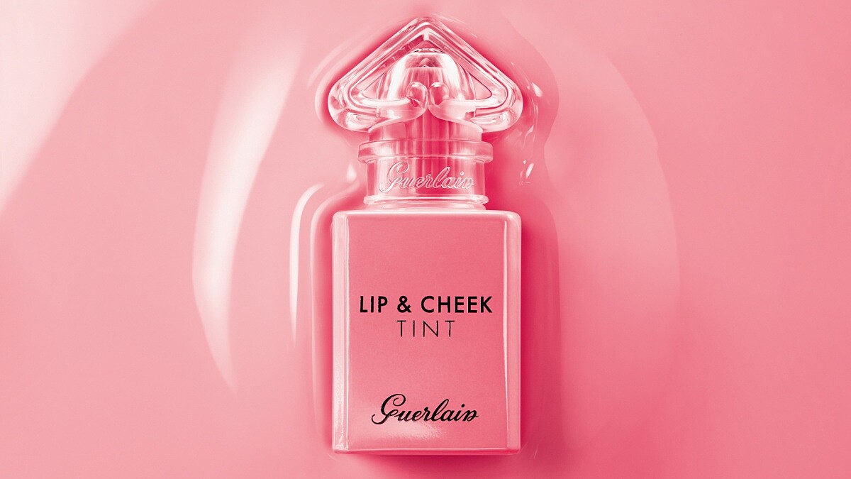 玫瑰粉色包裝實在太夢幻！隨著膚色、溫度自然變色「小黑裙我的香氛唇頰露」抹出爆漿般的Juicy雙頰、豐唇