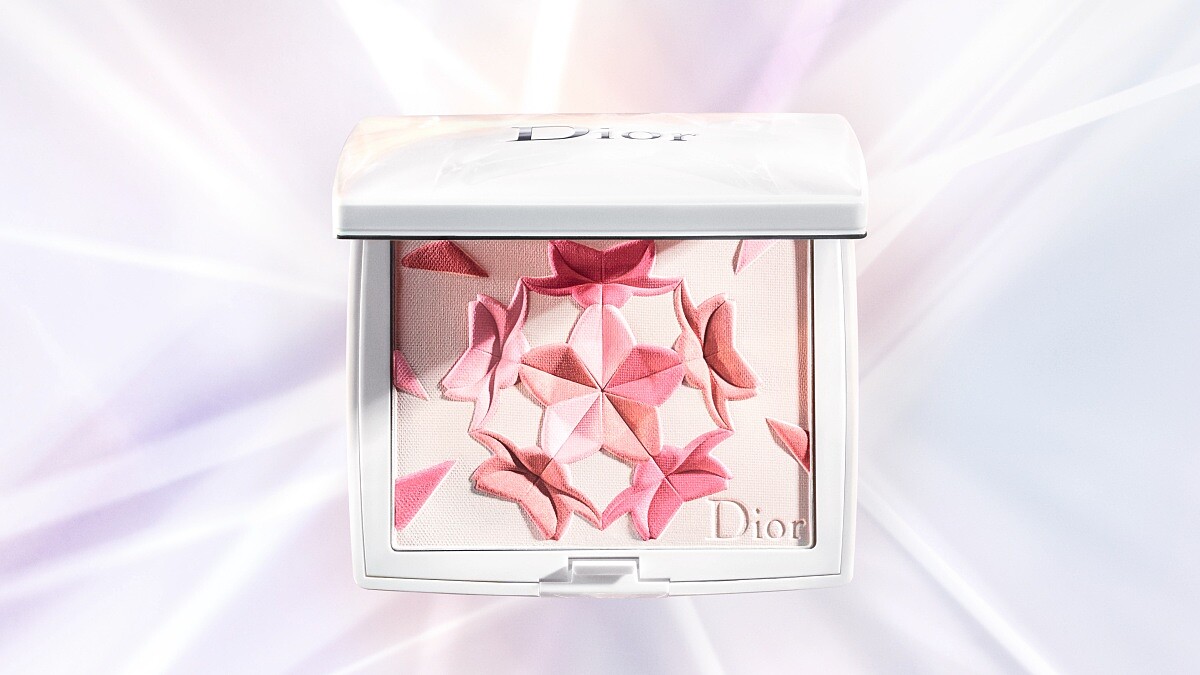 春日頰彩這塊絕對要有！DIOR雪晶靈櫻花粉頰彩就好像浪漫櫻花滿天飛讓少女心再度萌發