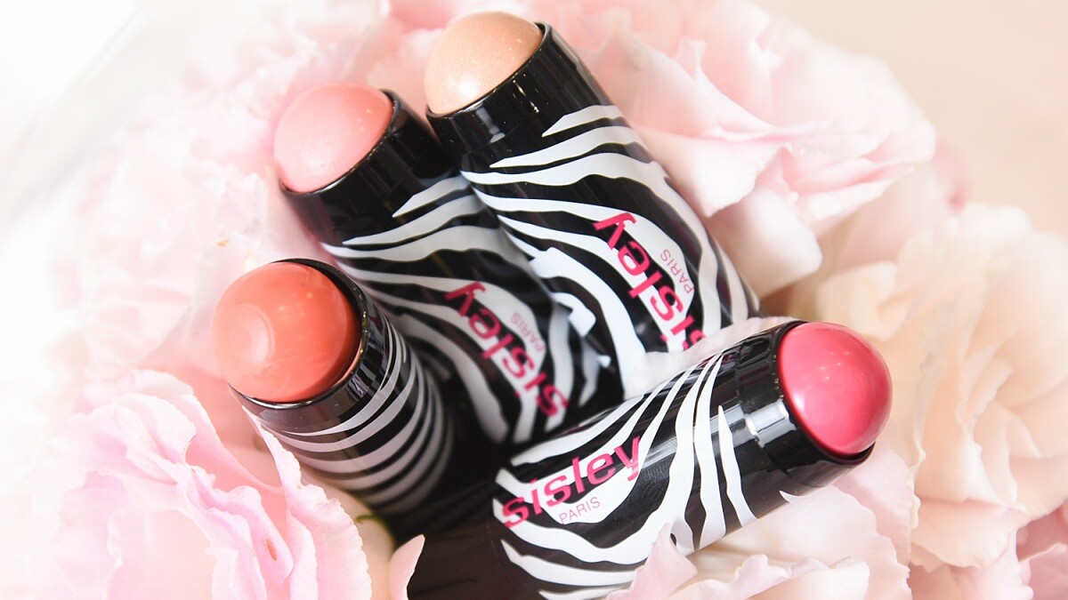 轉開輕點頰彩超顯色!晶透玫瑰粉、苺果艷桃紅Sisley全新漾澤精華頰彩霜斑馬紋包裝太可愛了吧