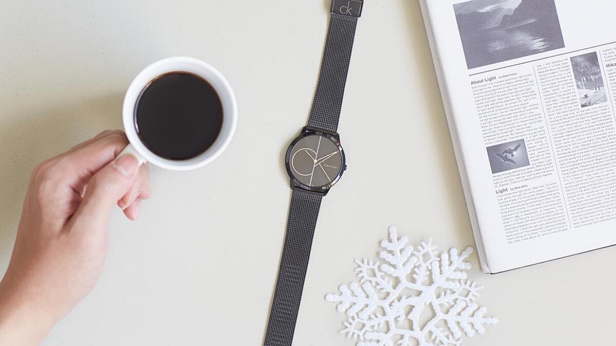 酷黑搭上玫瑰金太時髦！ Calvin Klein春季情人節系列品牌logo躍上經典錶款