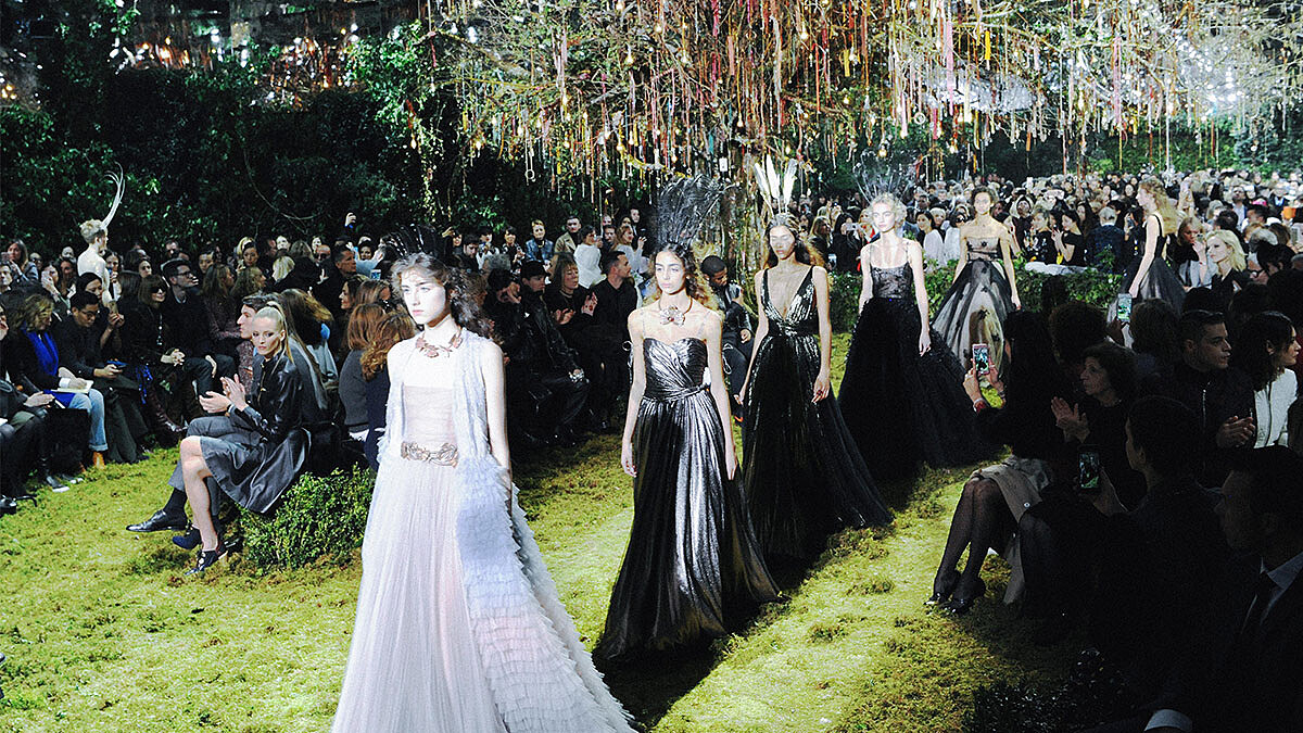 帶你走進精靈的迷宮仙境!如夢似幻的Dior 2017春夏高級訂製系列