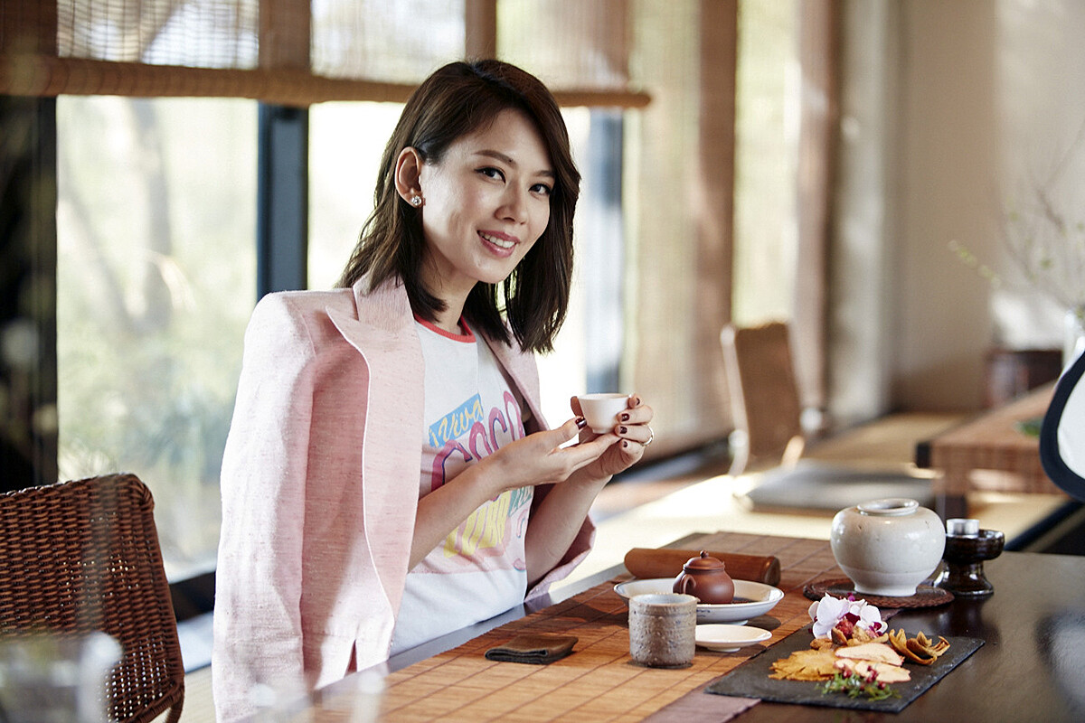 時尚媽咪Melody的青春三大秘訣：放鬆慢活、關心家人朋友、必擦藍色青春還原露。