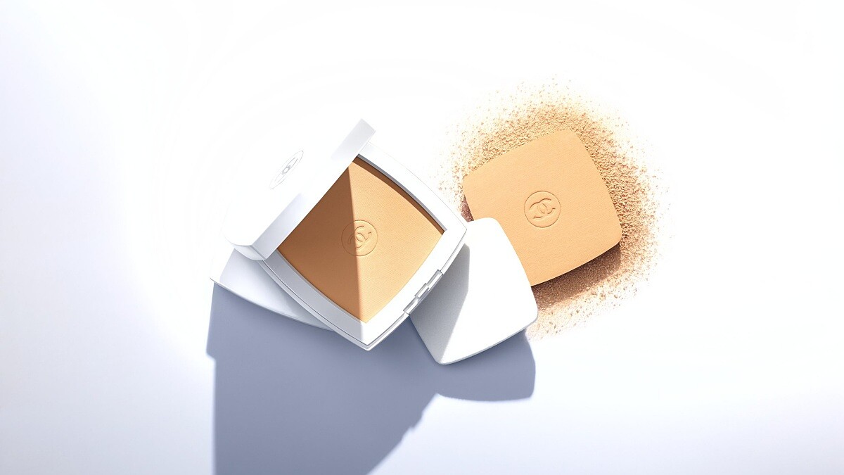 溫度再高、氣候再乾也不脫妝！CHANEL重量級底妝誕生！珍珠光感防曬粉餅就像為肌膚罩了層保護紗