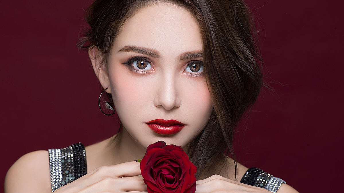 戀愛了嗎？看雙唇就知！昆凌親身示範情人節最強約會唇妝