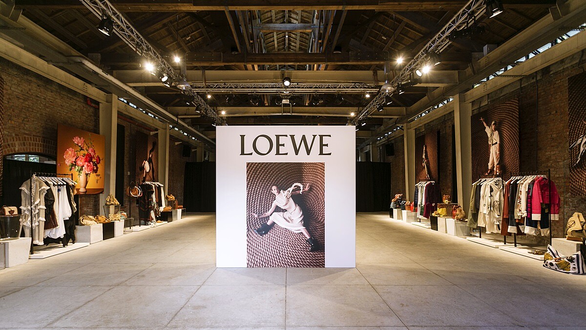 LOEWE春夏系列的慵懶度假風！亞麻罩衫、不對稱寬袖..5大初春流行重點