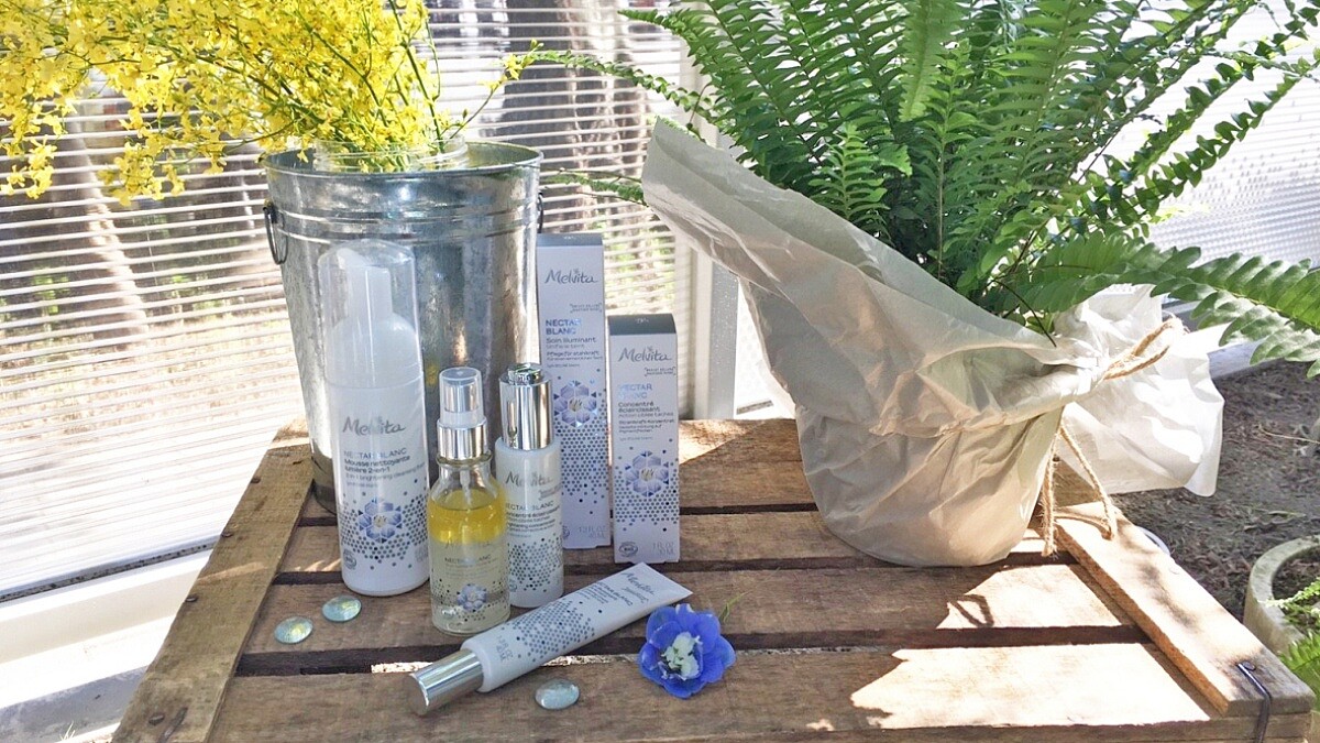 溫和美白連孕婦都能使用！Melvita百合花姸亮白雙效露搖、噴、拍3動作首創油水抑制黑色素