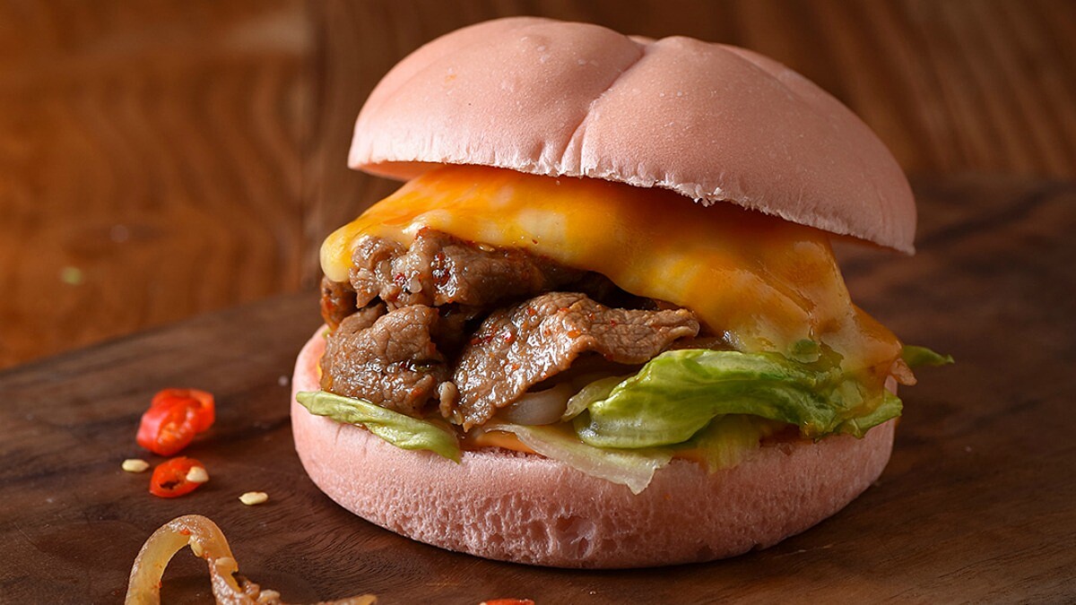 超夢幻的「粉紅漢堡」！星巴克春季最矚目新餐點：櫻花粉燒肉起司堡