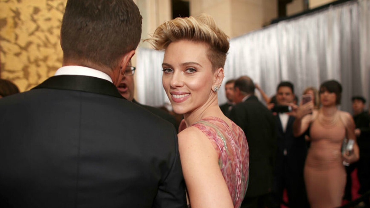 奧斯卡最夯話題之一！親密挽著「黑寡婦」史嘉蕾喬韓森，神秘帥男伴究竟是誰...