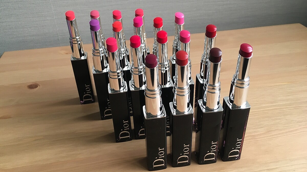 一抹滑順又顯色，#550、#877最受歡迎！Dior迪奧癮誘超模漆光唇釉18色全試色【編輯開箱文】