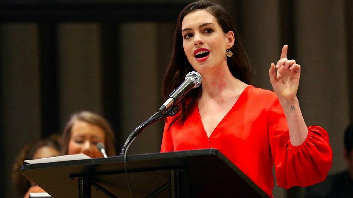 為職業婦女發聲！安海瑟薇：「由女性來照顧家庭的做法，是非常強烈的刻板印象。」