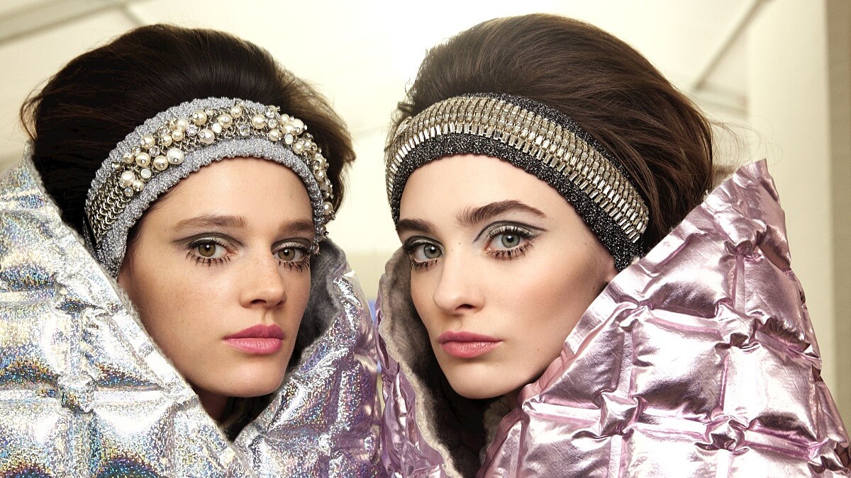 不只是火箭飛上天際，復古與科技合一的妝容也十分搶眼！解析香奈兒2017秋冬大秀彩妝後台