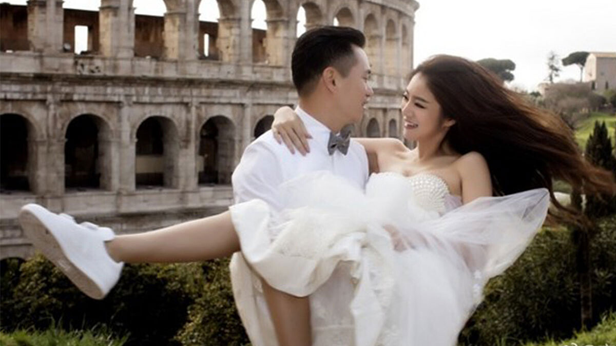 穿出俏皮年輕！安以軒的時髦婚紗造型就配這雙小白鞋