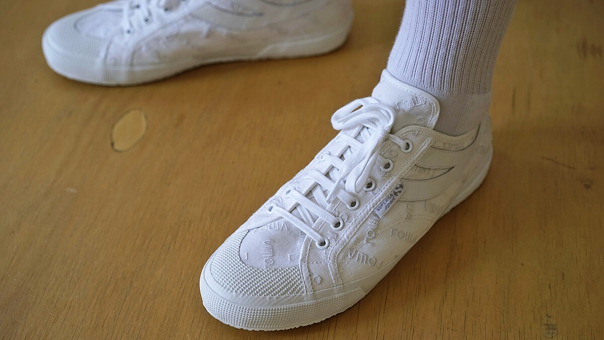 俄羅斯鬼才設計師Gosha Rubchinskiy再度跨界聯名！刺繡字母印上Superga經典網球鞋