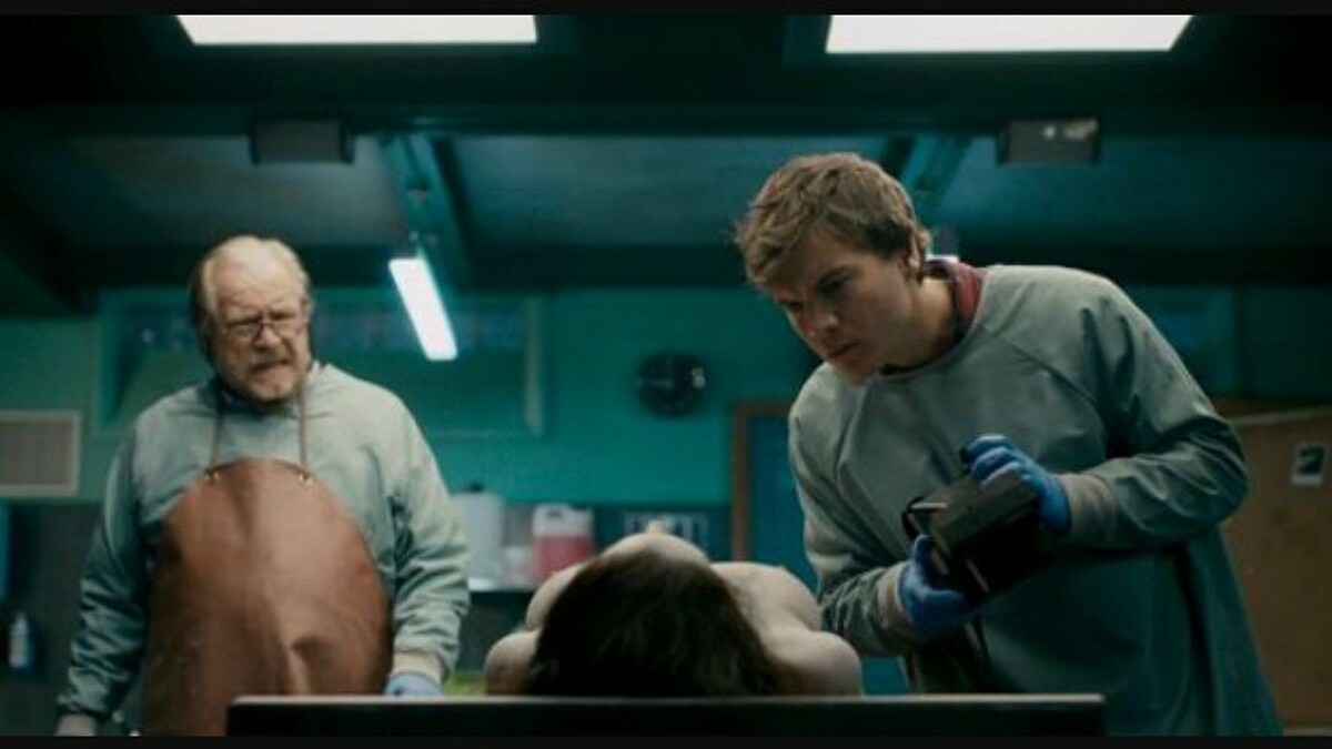 故事就從一具美麗的無名女屍開始!《陰兒房》製片團隊驚悚新作《驗屍官》