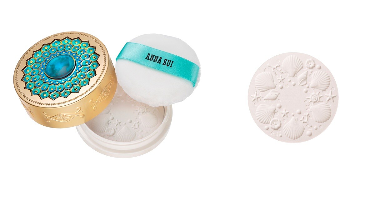 是彩妝卻能夜間美白！強調卸妝完、睡覺前使用，ANNA SUI藍夢金雀珍珠美白蜜粉為肌膚打造明亮無瑕的珍珠感膚質