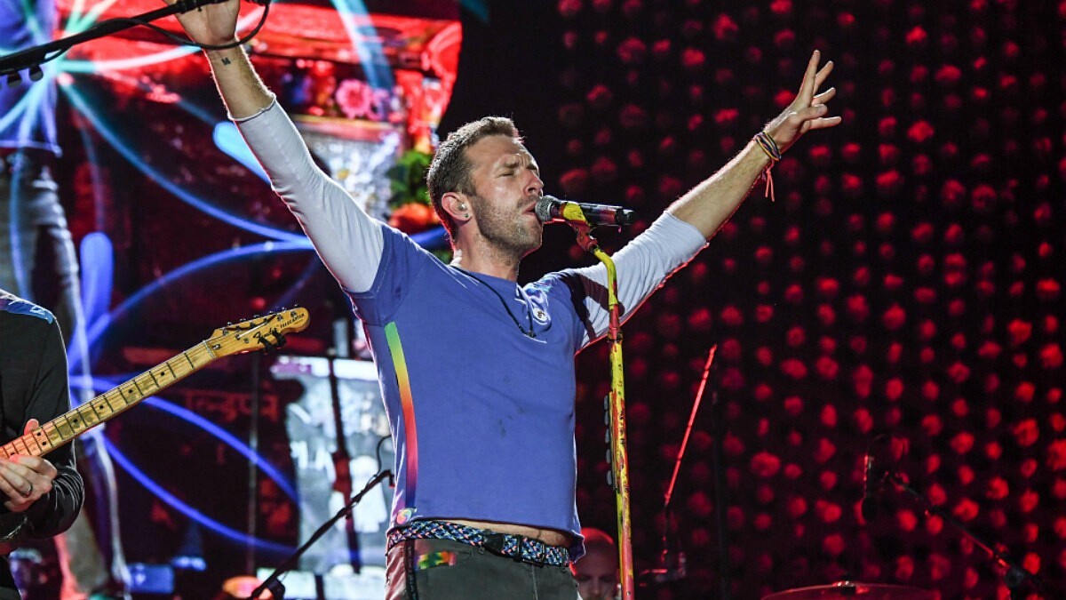 雨中熱情飆唱！COLDPLAY酷玩樂團替貝斯手慶生，甜唱中文「生日快樂歌」