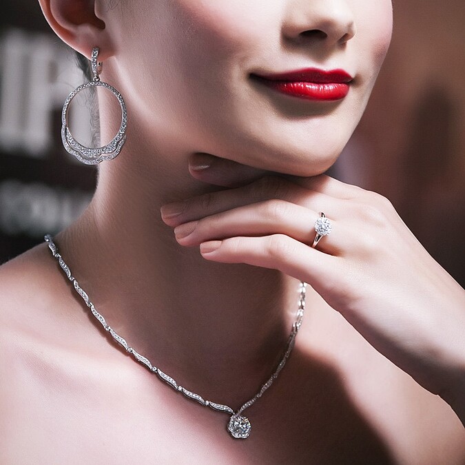 包覆蕾絲、花朵、蝴蝶結的珠寶嫁衣!HEARTS ON FIRE初夏推出典雅復古婚戒