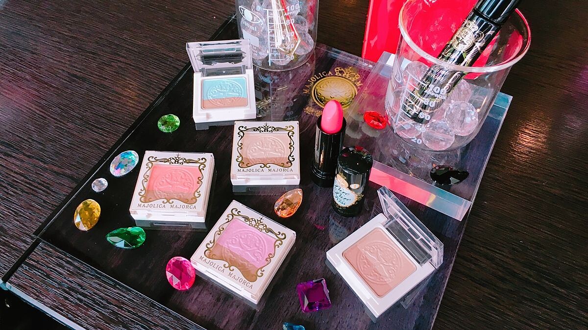 首度推出雙色眼影，#OR401的粉橘好夏天！戀愛魔鏡悄悄大眼眼影盒一盒畫出深邃電眼