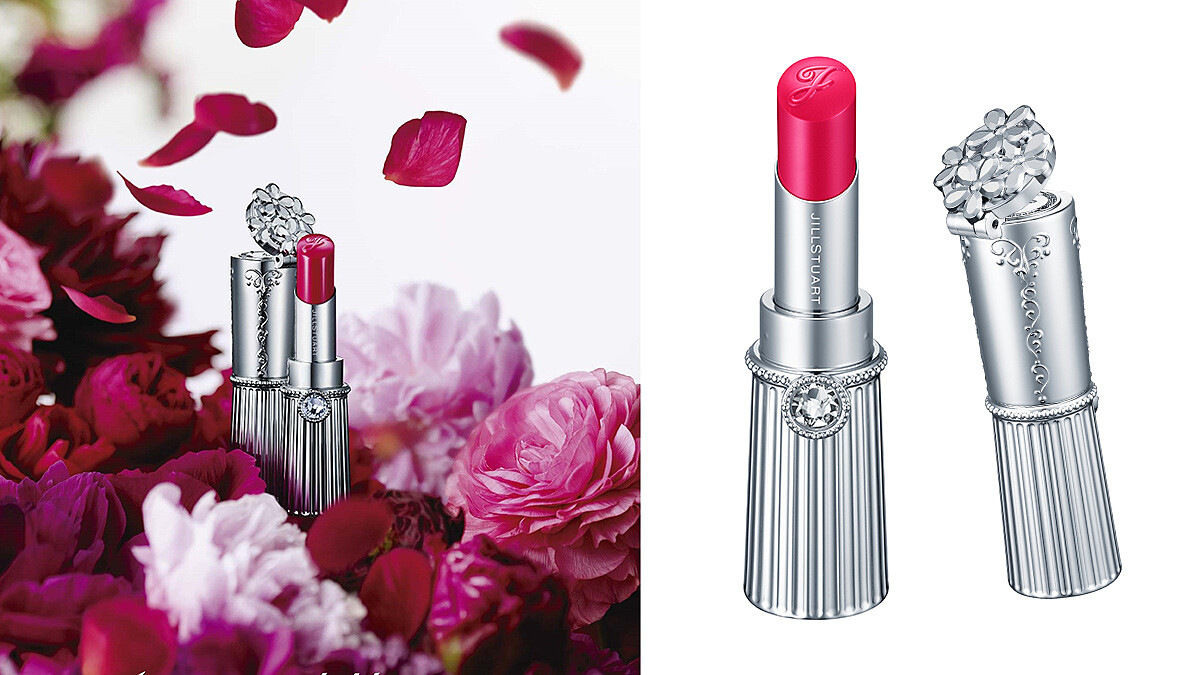 就像一朵銀色小花束，頂端還藏有小巧補妝鏡！JILLSTUART吉麗絲朵花舞水漾光唇膏一口氣再推22種專屬少女的夢幻粉色調
