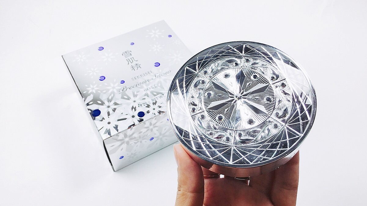 把雪肌精變成了蜜粉，抹出如雪般的透明感，配上絕美銀色鑽石外盒的雪肌精限量蜜粉