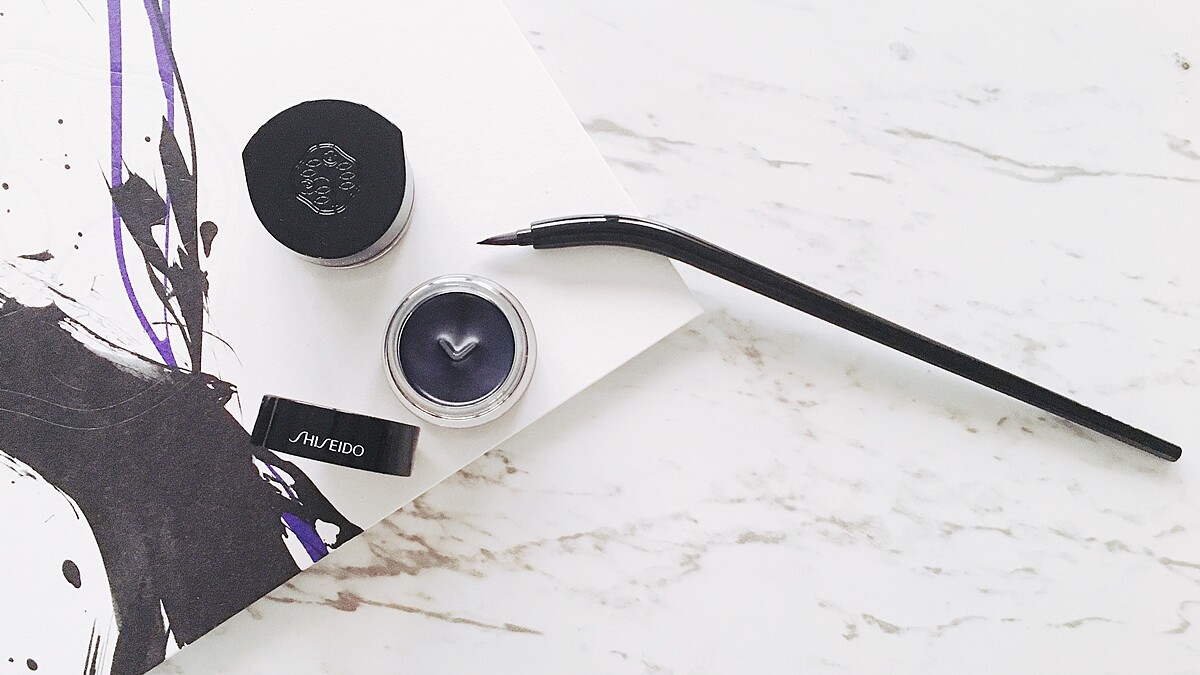 讓眼線膠更好用的小心機，就藏在罐子裡的V型設計。資生堂秋彩好貼心，再也不怕畫眼線失手