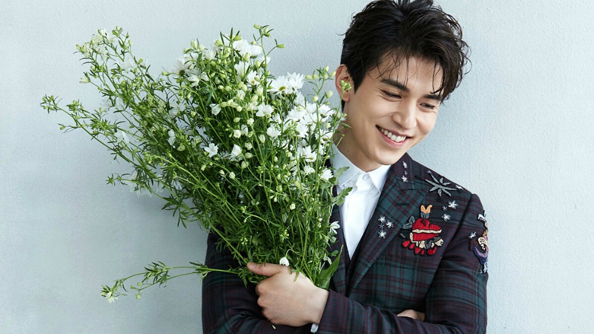 女人都羨慕的唇紅齒白！不挑食、喜歡秋天的「漏電系暖男」：李棟旭