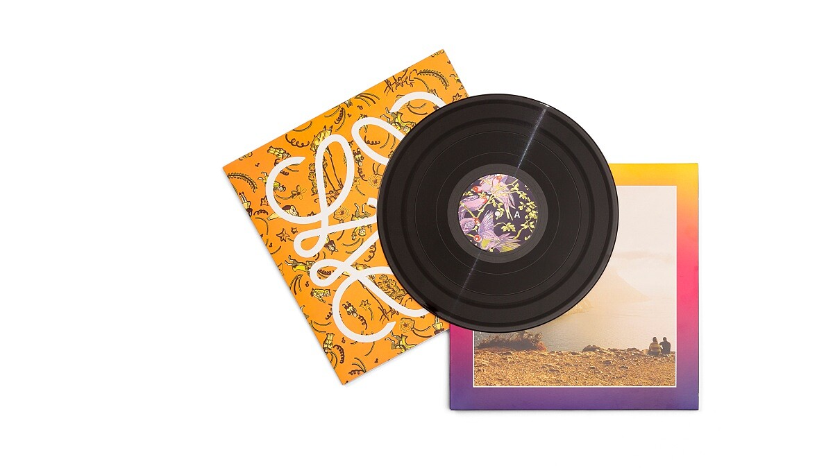 進入伊比薩70、80年代的狂野之夜！LOEWE推出品牌音樂專輯Close to Paradise