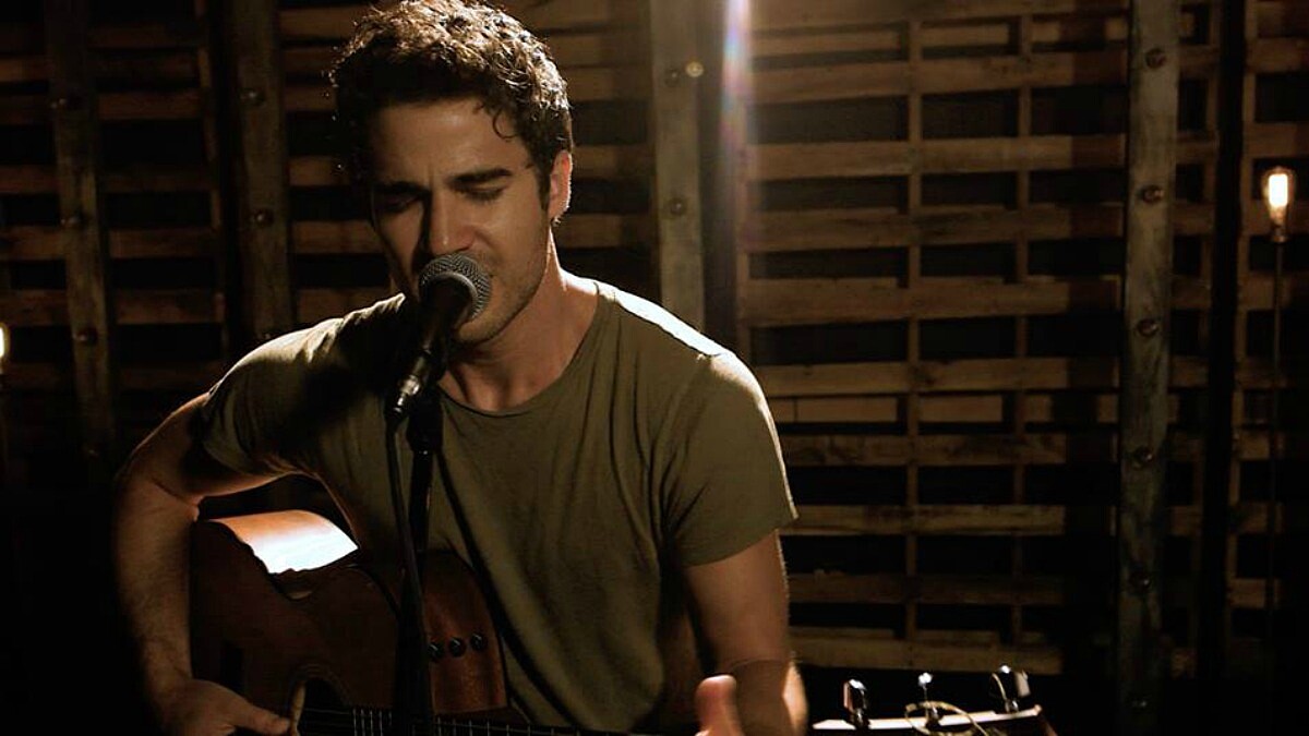 完全被他的歌聲融化！「歡樂合唱團」男星深情翻唱《悲慘世界》主題曲〈I Dreamed a Dream〉