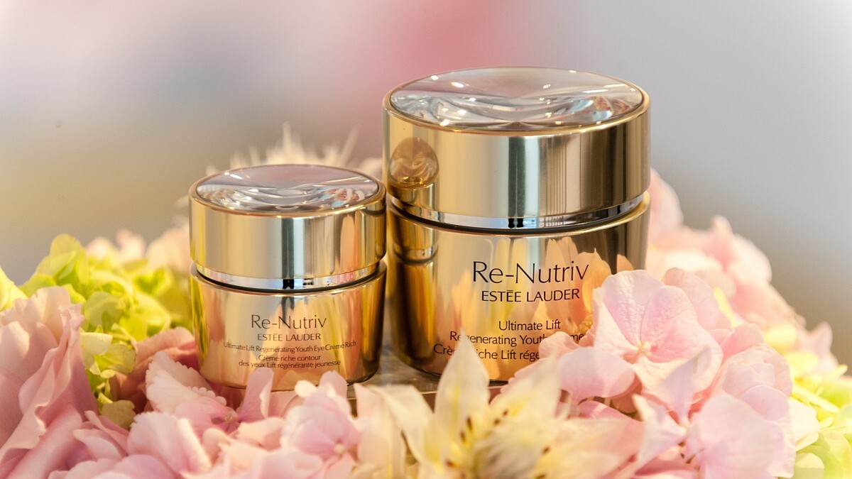 一抹是霜、抹開化成水、最後形成保護薄膜！雅詩蘭黛白金級絕世煉金花秘系列新添乳霜和眼霜2名新成員