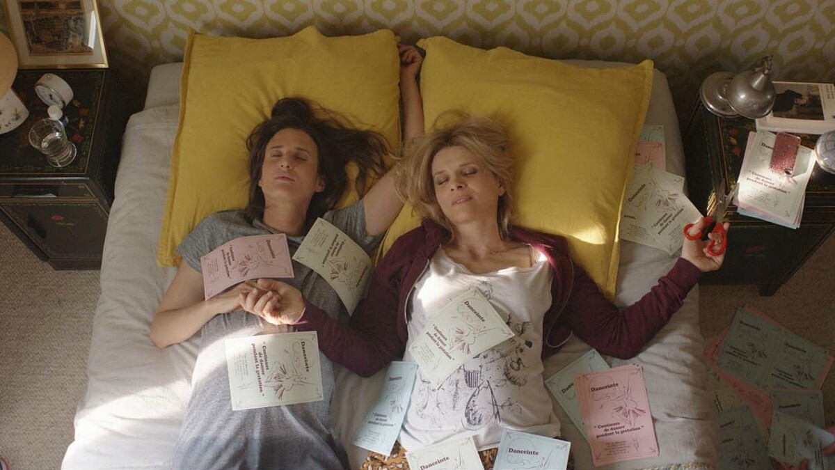 女兒和媽媽一起懷孕！茱麗葉畢諾許化身超狂媽咪，主演法國喜劇《辣媽好孕到》