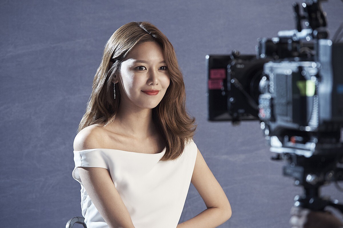 台下步步血淚試鏡70次都落選！「少時」秀英首挑大樑演新戲，靠零死角上鏡美肌出位！