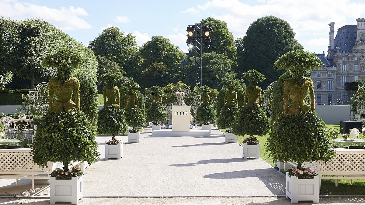 Dior 70周年回顧展法國登場！歷屆設計師、時裝作品秘密故事全公開