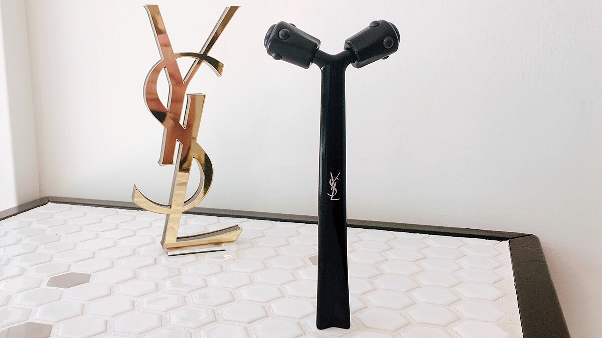 只有YSL能把按摩滾輪做得像時尚配件！全黑外型+鍺元素助妳滾出Y型緊緻小臉