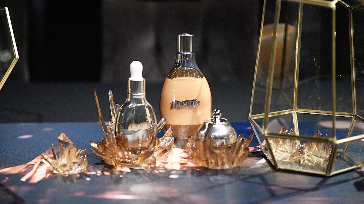 頂端是有磁力的小飛碟導入棒！拿下來就可當做眼部按摩棒，海洋拉娜全新頂級眼霜連小細節設計都貼心到位