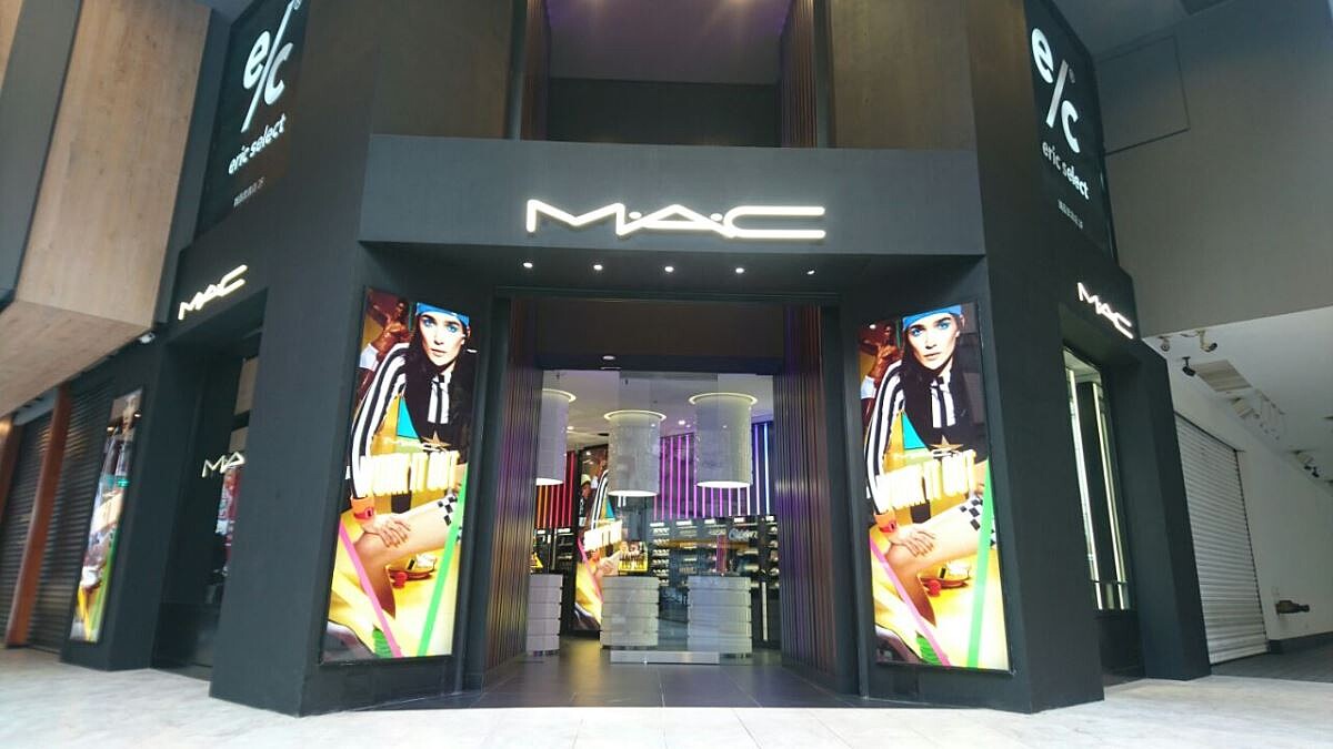 如秀場後台的化妝空間、彩妝師指定品、客製化彩妝教學，就在最潮專櫃MAC旗艦店