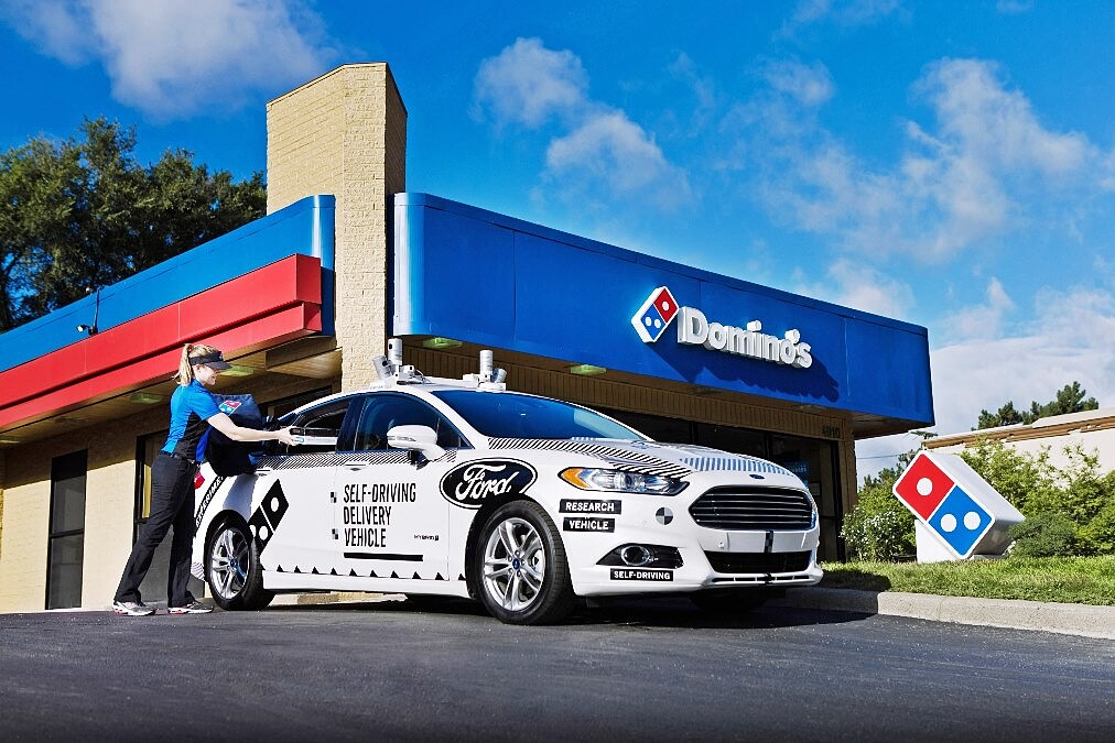 閃電麥坤藏在裡面嗎 自動車送披薩真的上路了