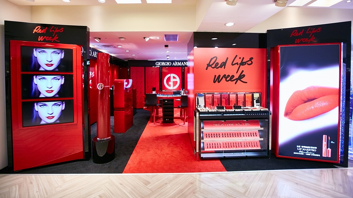 空氣唇露熱賣色、斷貨王氣墊粉餅在這裡保證買得到，Giorgio Armani進駐忠孝SOGO開設三個月紅色快閃店