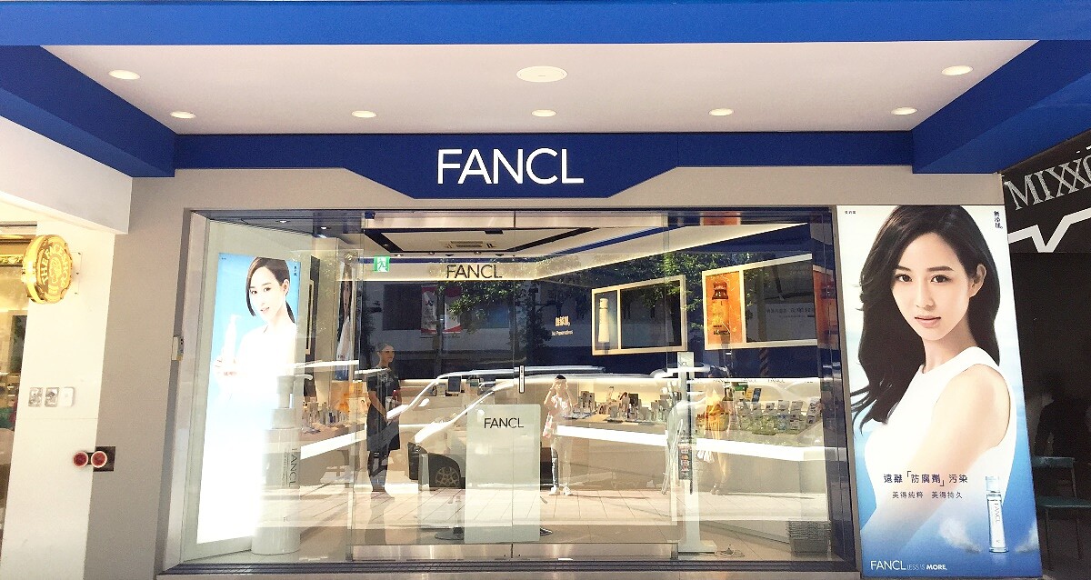 FANCL首間直營店，藍白簡約設計呈現乾淨無添加氛圍，還有兩項專業肌膚檢測服務
