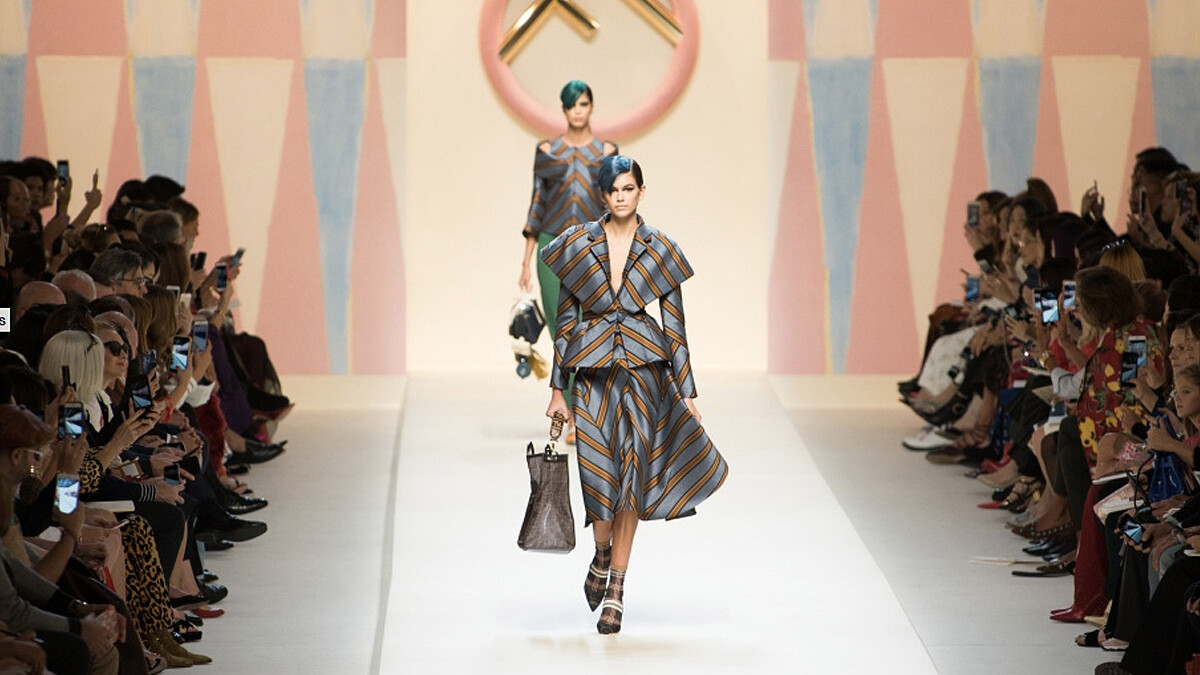 【米蘭時裝周】Mr.布雷蕭和超模Bella Hadid同框啦！FENDI 2018春夏大秀在米蘭放暑假！