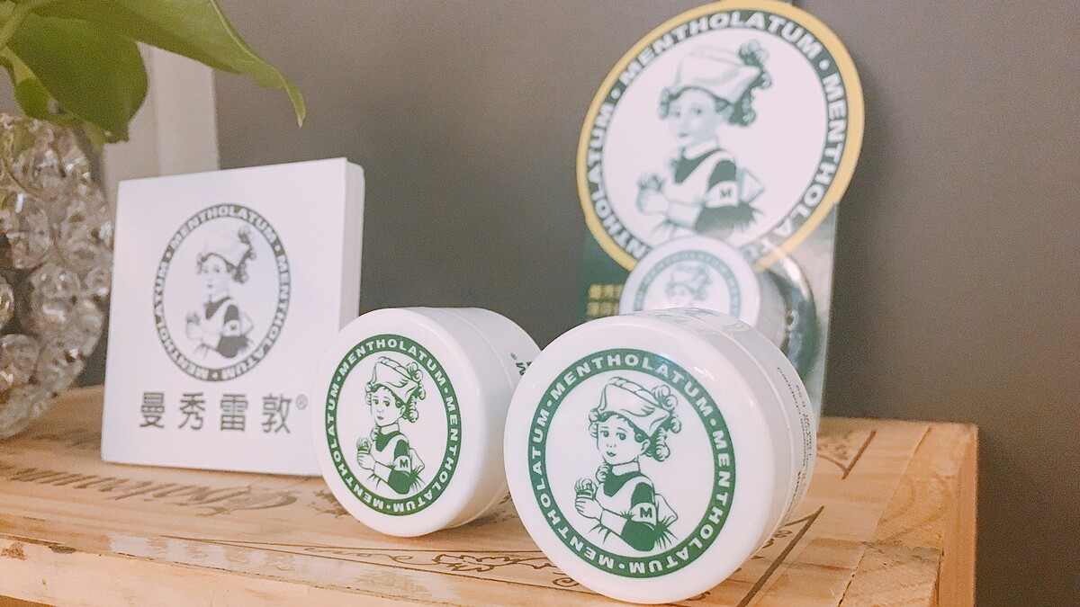 曼秀雷敦這次真的出護唇膏了！小圓罐裝的薄荷修護潤唇霜，用熟悉的味道呵護嘴唇