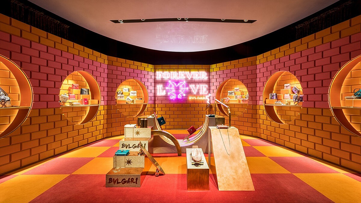 Jessica、Bella Hadid揹上街頭風混搭蛇頭扣環包！寶格麗2018春夏配件米蘭登場