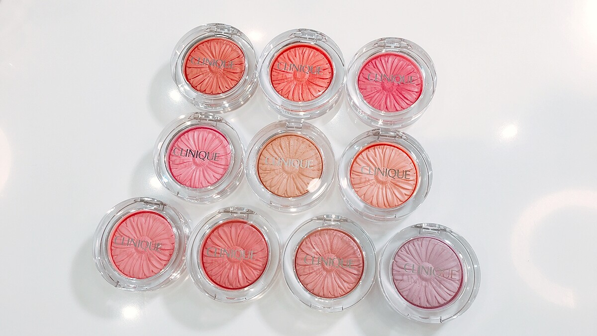 除了必備的#15紫色小花，不管是不是花農都該入手在日、韓都賣翻的倩碧花漾腮紅#05土色與#08甜瓜橘