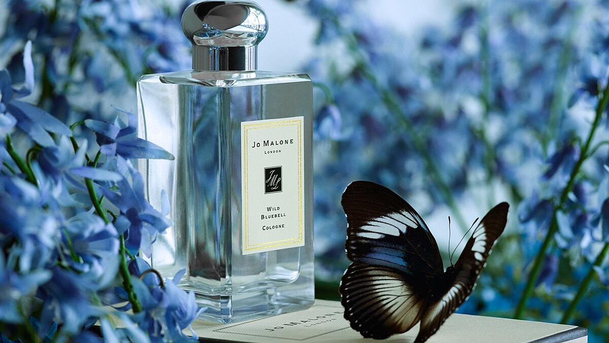 藍風鈴的細緻香氣引來了翩翩飛舞的藍色彩蝶！Jo Malone London專為藍風鈴系列推出的彩蝶限量包裝