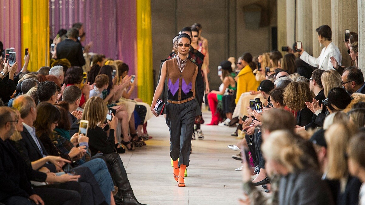 【巴黎時裝週】 Ｍiu Miu 2018春夏時裝秀 復古叛逆少女的強勢回歸！